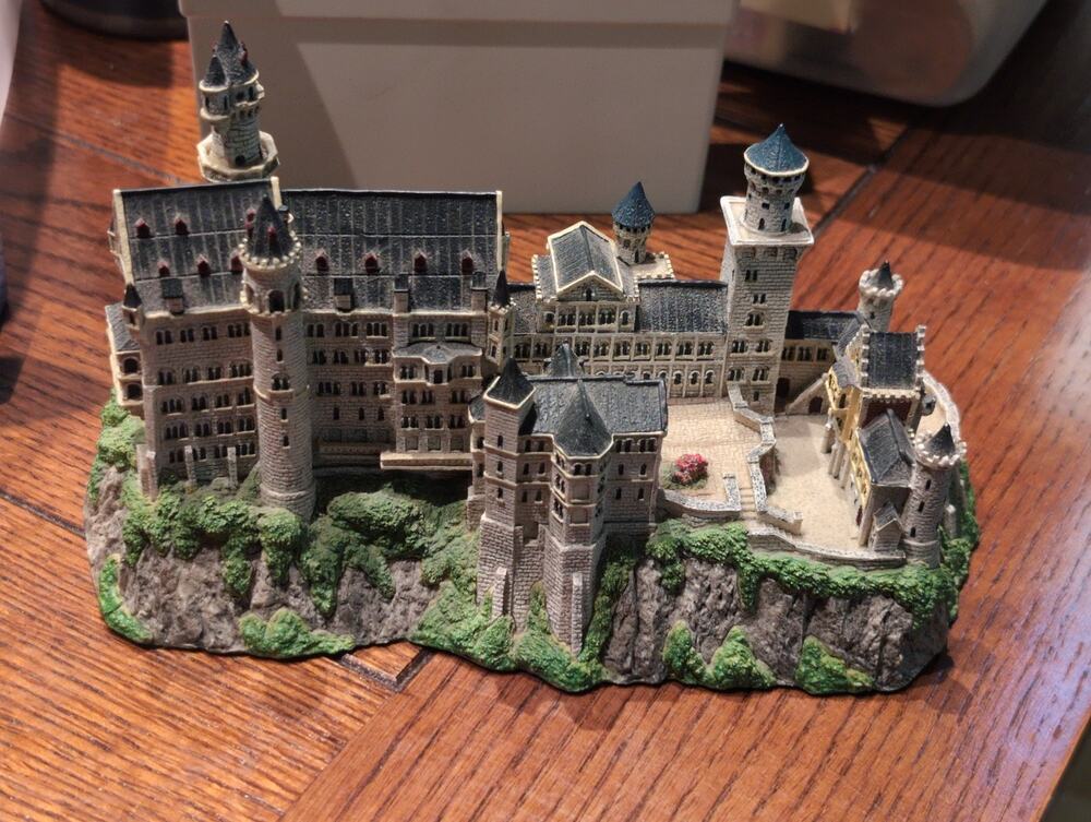 Enchanted Castles Of Europe Neuschwanstein Castle Sculpture Danbury Mint 1993
